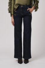 Model zeigt Jeans der Marke Luisa Cerano mit seitlichen Knöpfen.