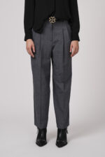 Model zeigt eine mittelgraue Stoffhose der Marke Cambio und einen Gürtel der Marke Dorothee Schumacher.