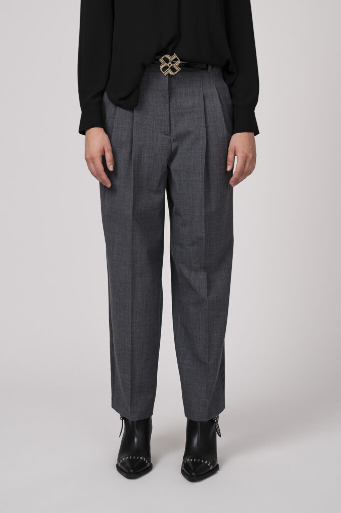 Model zeigt eine mittelgraue Stoffhose der Marke Cambio und einen Gürtel der Marke Dorothee Schumacher.