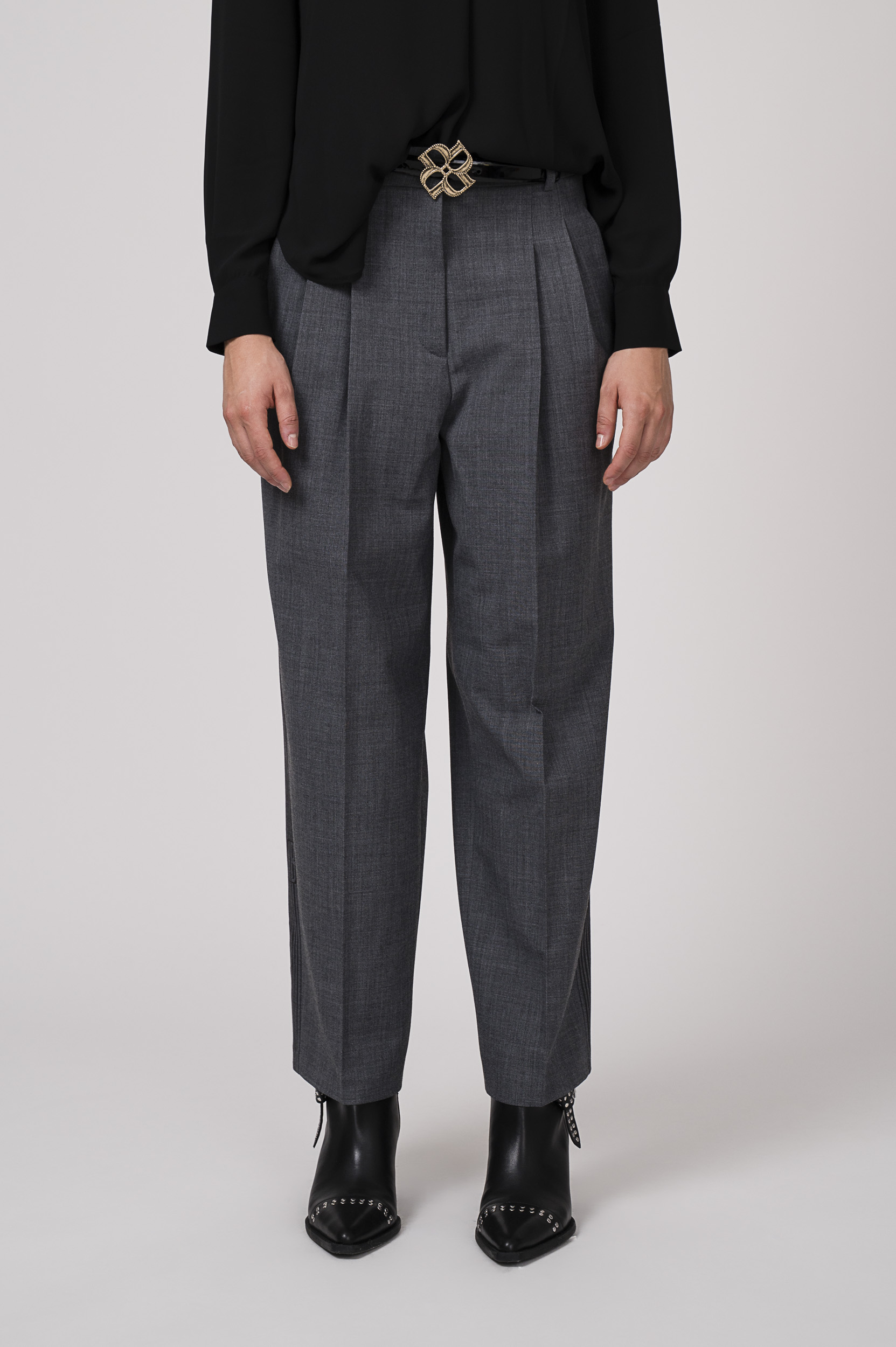 Model zeigt eine mittelgraue Stoffhose der Marke Cambio und einen Gürtel der Marke Dorothee Schumacher.