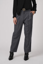 Model zeigt eine mittelgraue Stoffhose der Marke Cambio und einen Gürtel der Marke Dorothee Schumacher.