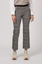 Model zeigt karierte Hose der Marke Cambio und Sneaker der Marke Voile Blanche.