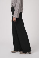 Marke zeigt anthrazit-farbige Stoffhose der Marke Cambio.