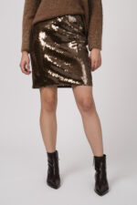 Model zeigt cognac-farbigen Pailletten-Mini-Rock der Marke Luisa Cerano.