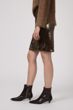 Model zeigt cognac-farbigen Pailletten-Mini-Rock der Marke Luisa Cerano.