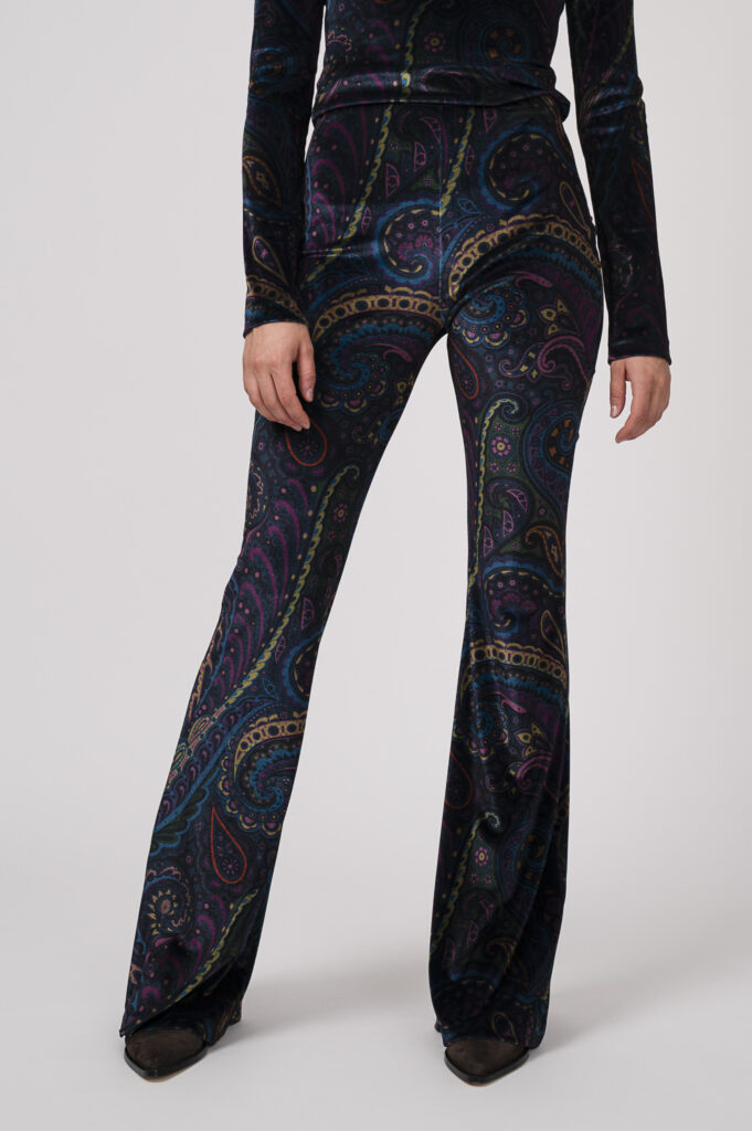 Model zeigt gemusterte Hose der Marke ETRO.