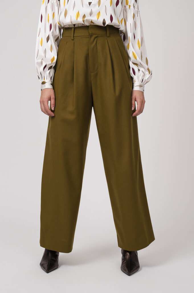 Model zeigt curry-farbige Stoffhose der Marke Susanne Bommer.