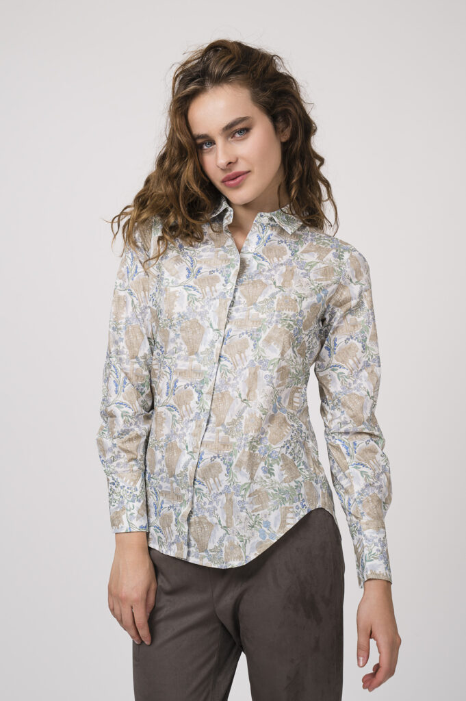Model zeigt eine gemusterte Bluse der Marke Rossana Diva, eine braune Hose der Marke FFC.