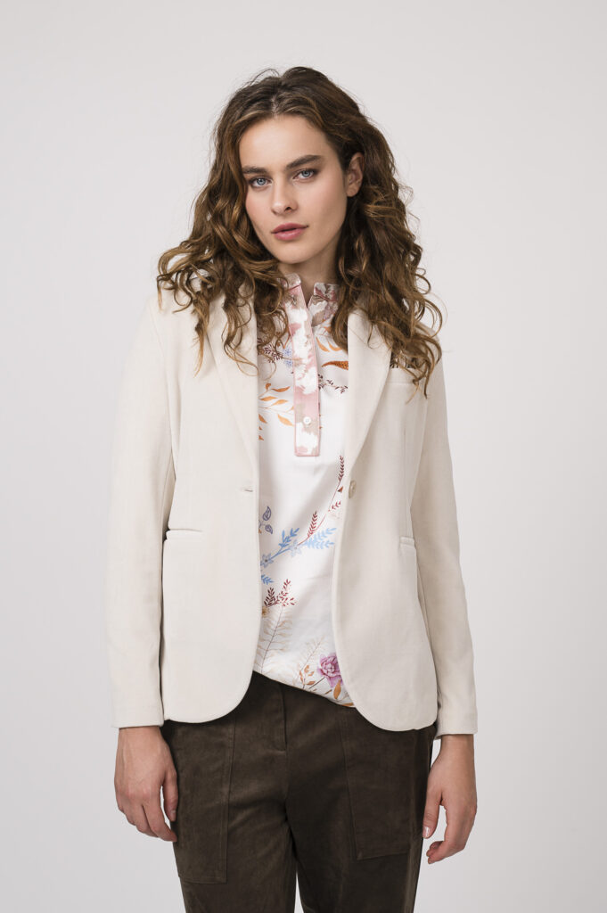 Model zeigt einen natur-farbigen Blazer der Marke Circolo, eine Bluse der Marke Herzens'Angelegenheit, eine schoko-braune Stoffhose der Marke Cambio.