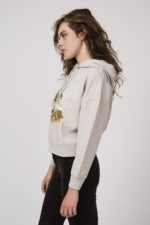 Model zeigt einen Lounge Sweater der Marke unartig und eine schoko-braune Kordhose der Marke 7 for all mankind.