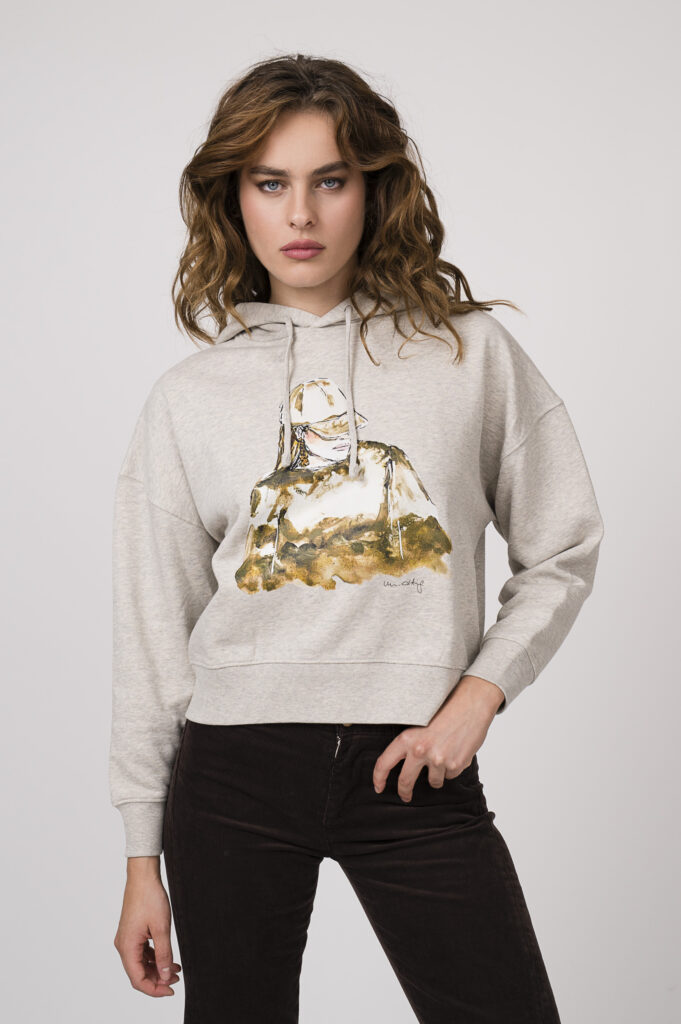 Model zeigt einen Lounge Sweater der Marke unartig und eine schoko-braune Kordhose der Marke 7 for all mankind.