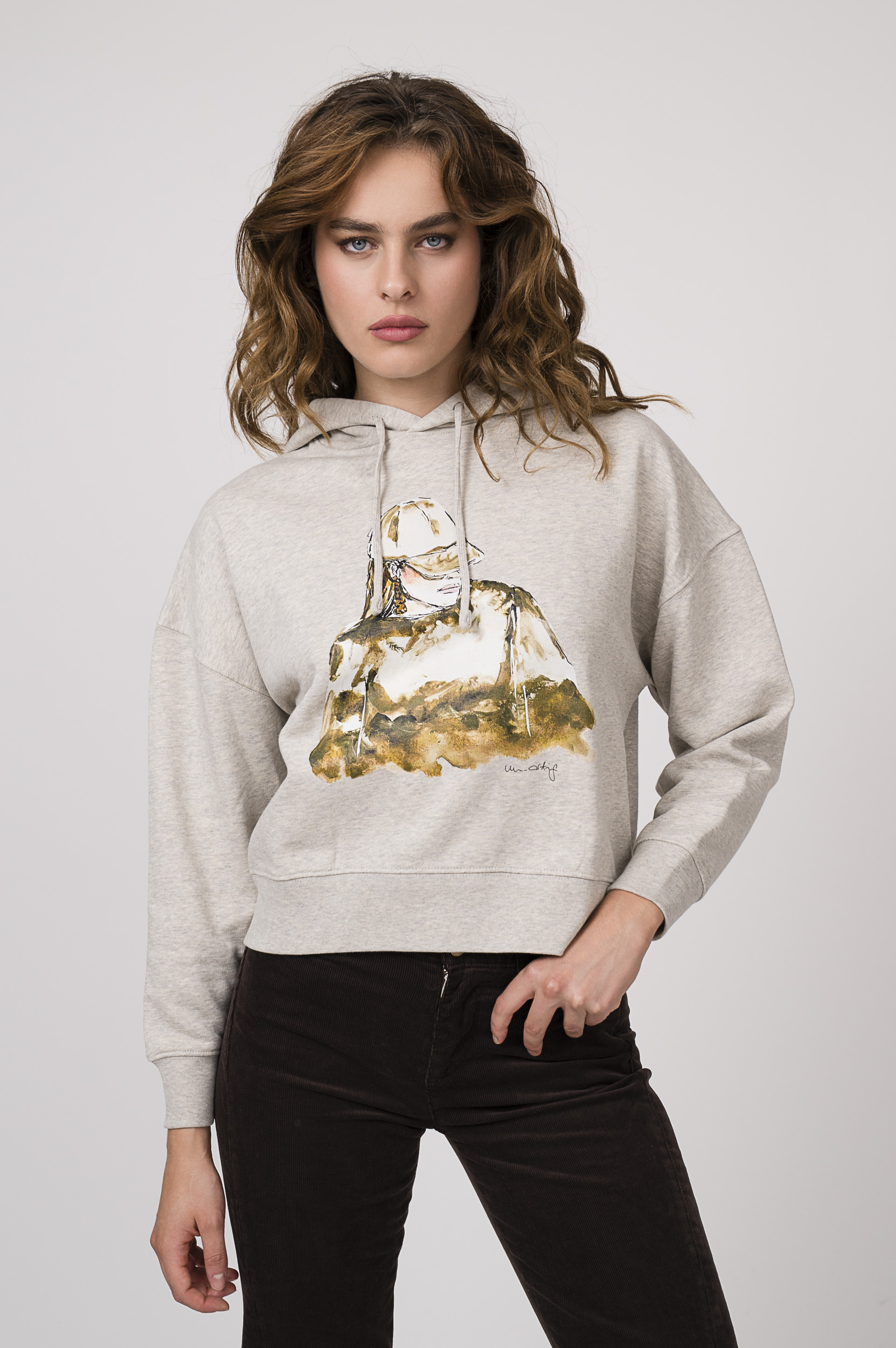 Model zeigt einen Lounge Sweater der Marke unartig und eine schoko-braune Kordhose der Marke 7 for all mankind.