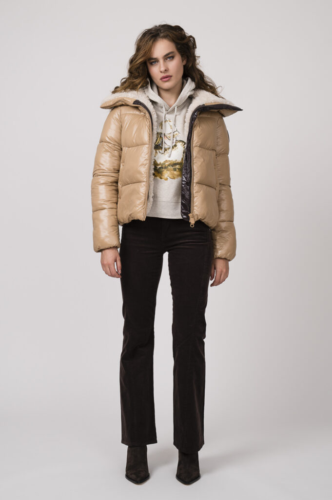 Model zeigt eine Steppjacke der Marke Save the Duck, einen Lounge Sweater der Marke unartig und eine schoko-braune Kordhose der Marke 7 for all mankind.