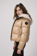 Model zeigt eine Steppjacke der Marke Save the Duck, einen Lounge Sweater der Marke unartig und eine schoko-braune Kordhose der Marke 7 for all mankind.