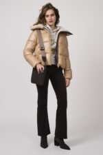 Model zeigt eine Steppjacke der Marke Save the Duck, einen Lounge Sweater der Marke unartig, eine schoko-braune Kordhose der Marke 7 for all mankind und eine Tasche der Marke Tissa Fontaneda.