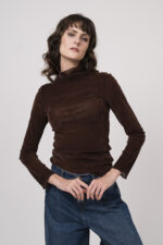 Model zeigt, Shirt Rollkragen der Marke Luisa Cerano in mocco, O Shape Jeans der Marke 7 for all Mankind