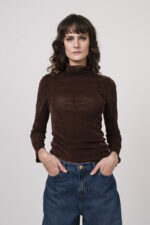 Model zeigt, Shirt Rollkragen der Marke Luisa Cerano in mocco, O Shape Jeans der Marke 7 for all Mankind