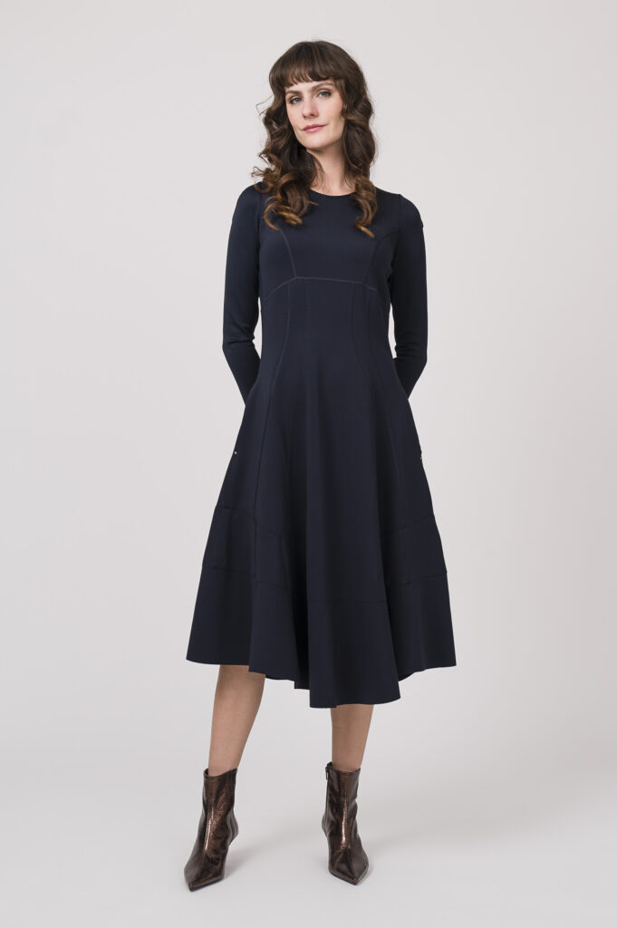 Model zeigt ein langes Kleid der Marke High Use in marine