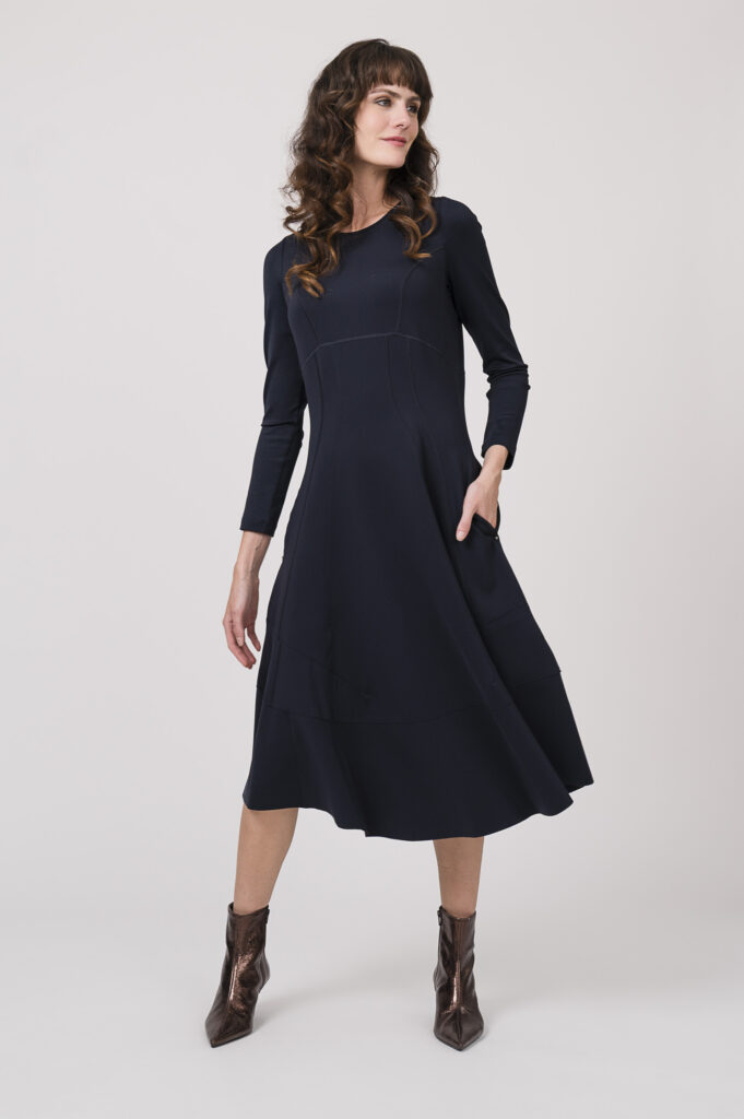 Model zeigt ein langes Kleid der Marke High Use in marine