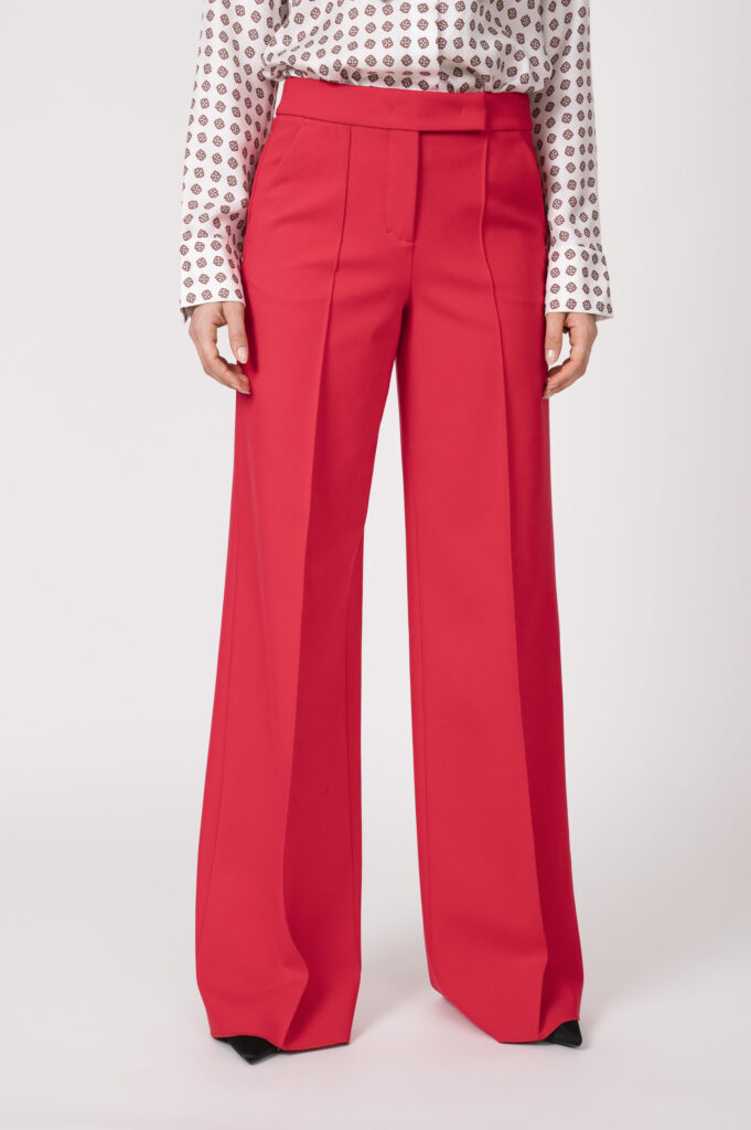 Model trägt eine rote Stoffhose der Marke Dorothee Schumacher.