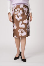 Model trägt einen beige rosa gemusterten Bleistiftrock der Marke Dorothee Schumacher.