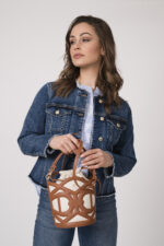 Model trägt eine blaue Jeansjacke der Marke 7 for all mankind, eine hellblau-weiß gemusterte Bluse der Marke 0039 Italy, eine blaue Jeans der Marke Luisa Cerano und einen beigen Gürtel der Marke Aigner sowie eine braun-beige Tasche der Marke Aigner.