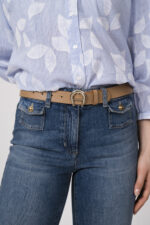 Model trägt eine blaue Jeans der Marke Luisa Cerano und einen beigen Gürtel der Marke Aigner.