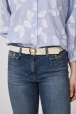 Model trägt eine blaue Jeans der Marke Luisa Cerano und einen weißen Gürtel der Marke Aigner.