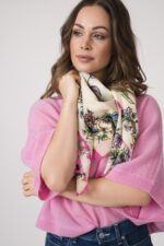 Model trägt einen feinen Cashmere-Kurzarmpullover der Marke Absolut Cashmere in Rosa, dazu einen passenden Schal der Marke Faliero Sarti und eine Jeans der Marke 7 for all mankind.