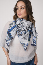 Model trägt einen feinen Cashmere-Kurzarmpullover der Marke Absolut Cashmere in Blau, dazu einen passenden Schal der Marke Faliero Sarti.