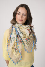 Model trägt einen feinen Cashmere-Kurzarmpullover der Marke Absolut Cashmere in Gelb, dazu einen passenden Schal der Marke Faliero Sarti.