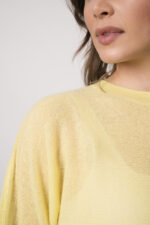 Model trägt einen feinen Cashmere-Kurzarmpullover der Marke Absolut Cashmere in Gelb.