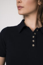 Model trägt einen marine-blauen Kurzarmpullover der Marke Allude.