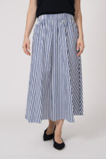 Model trägt einen blau weiß gestreiften Rock der Marke JOOP.