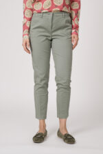 Model trägt eine hellgrüne Stoffhose der Mark Cambio.