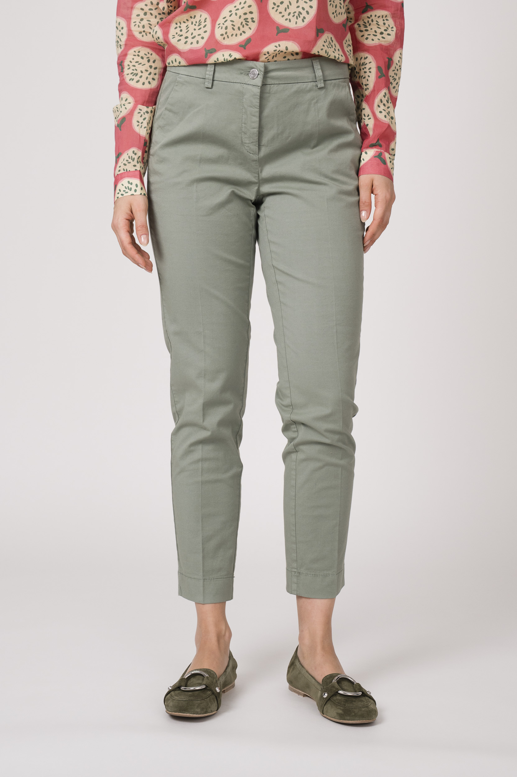 Model trägt eine hellgrüne Stoffhose der Mark Cambio.