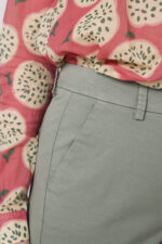 Model trägt eine hellgrüne Stoffhose der Mark Cambio.