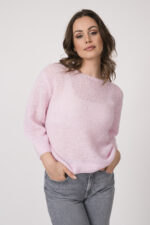 Model trägt einen rosa Pullover der Marke Luisa Cerano und hellgraue Jeans der Marke 7 for all mankind.