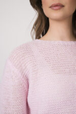 Model trägt einen beigen Pullover der Marke Luisa Cerano.