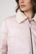 Model trägt eine rosa Daunen-Wendejacke der Marke Luisa Cerano