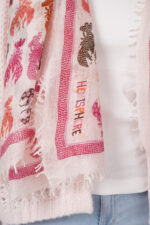 Model trägt einen Schal der Marke Hemisphere.