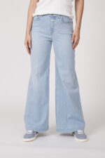 Model trägt eine hellblaue Jeans der Marke Closed sowie hellblaue Sneaker der Marke Voile Blanche.