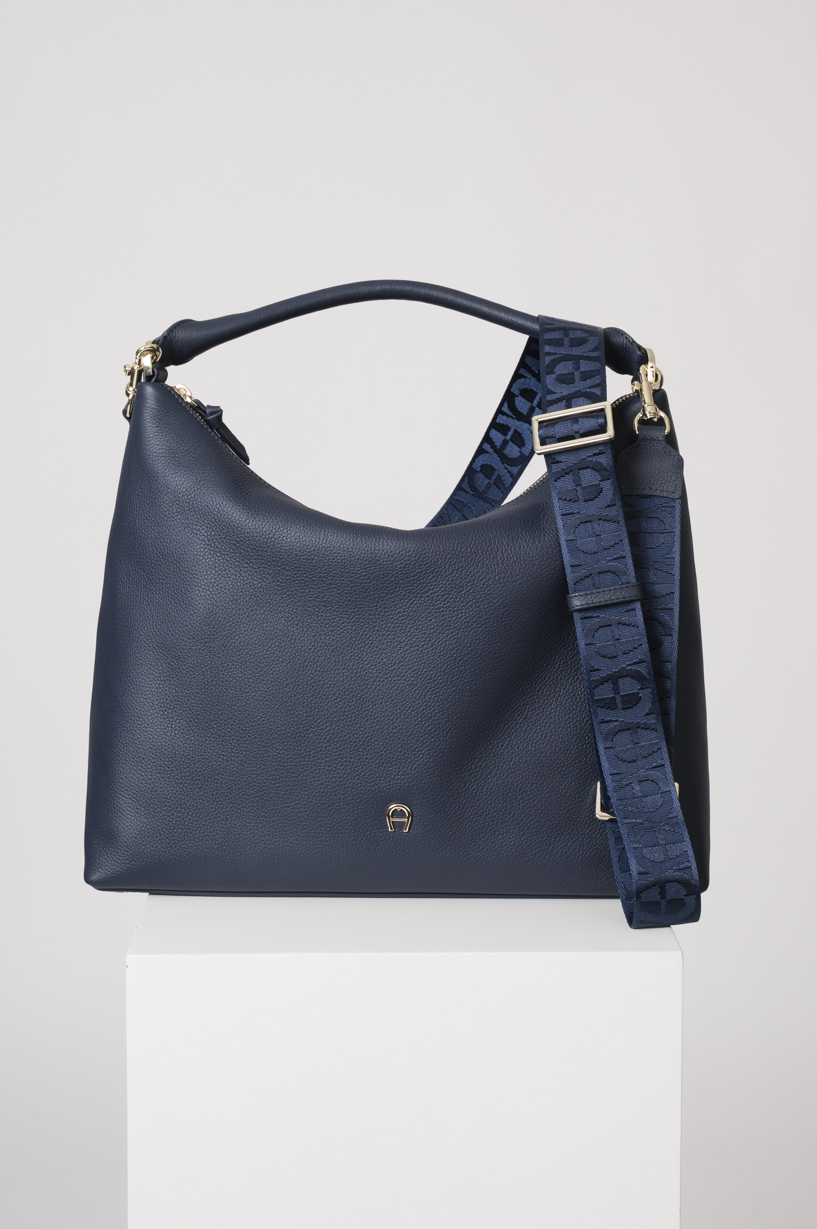 Marineblaue Handtasche der Marke Aigner