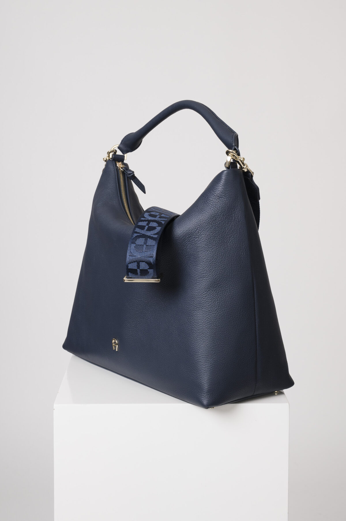 Marineblaue Handtasche der Marke Aigner
