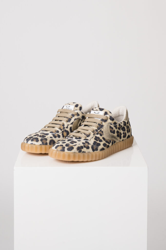 Sneaker mit Leo-Print der Marke Voile Blanche