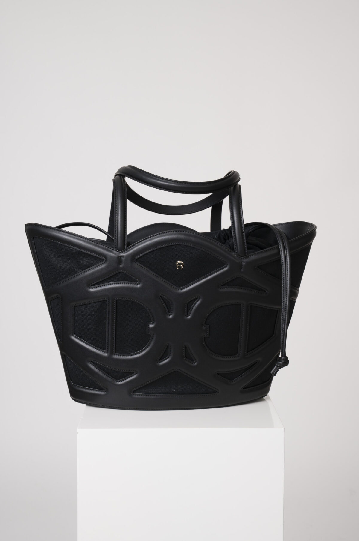 Schwarze Tasche der Marke Aigner