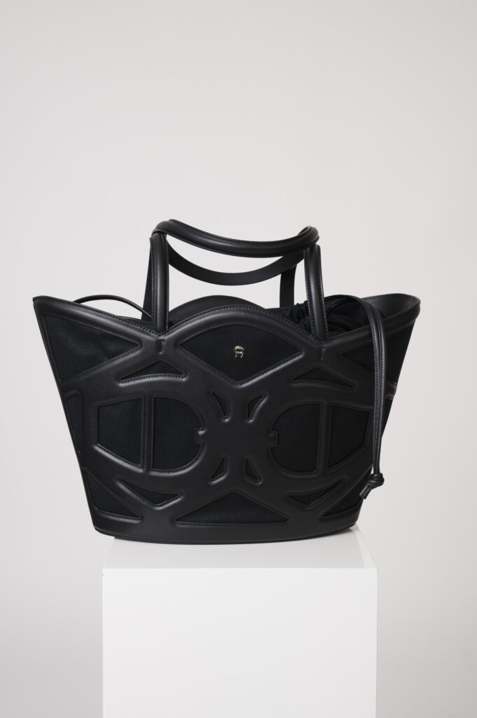 Schwarze Tasche der Marke Aigner