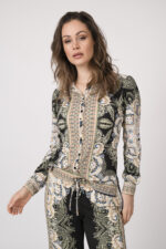 Model trägt eine fließend gemusterte Bluse und Hose in schwarz und beige der Marke Hale Bob.