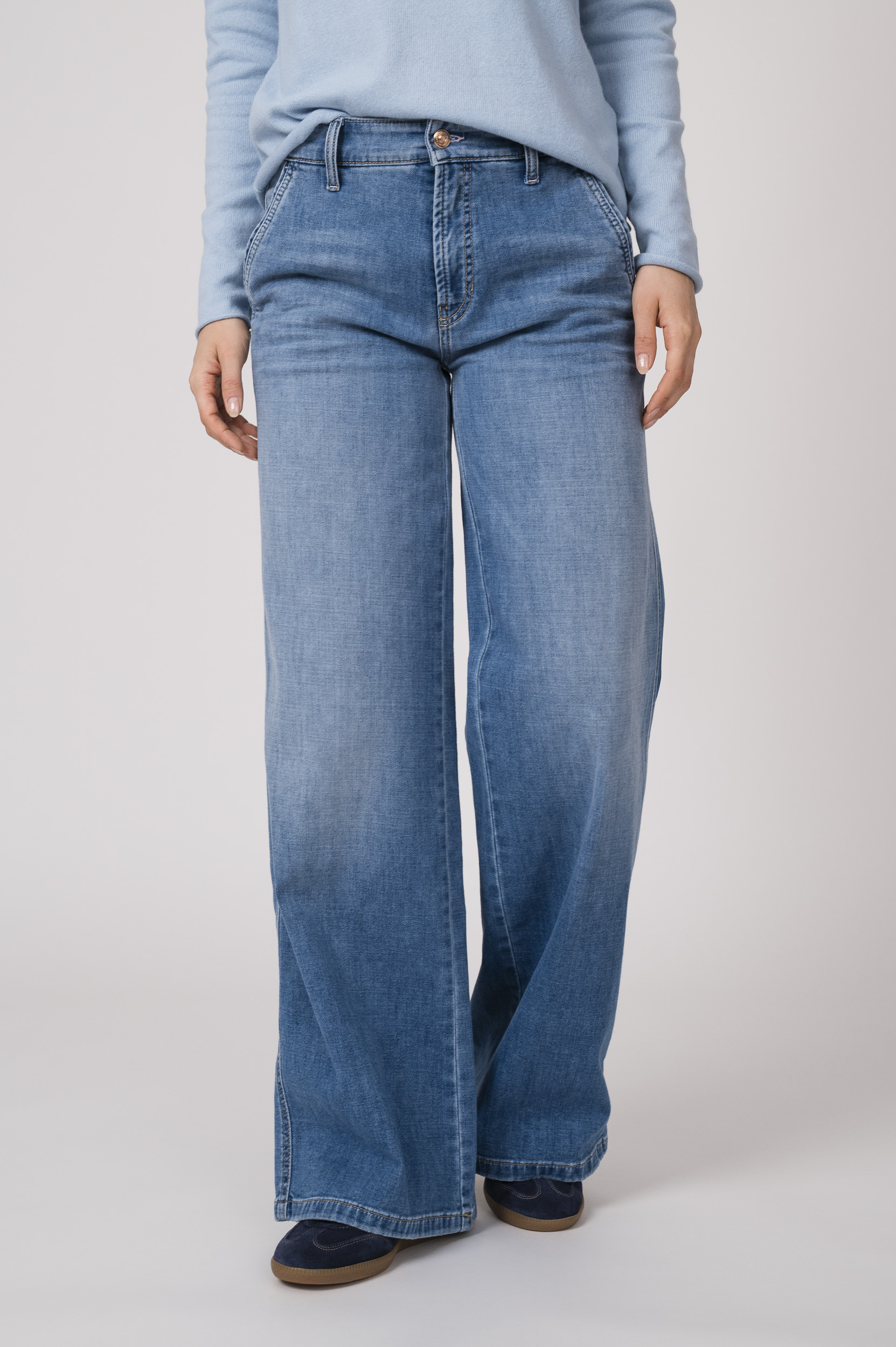 Model trägt eine blaue Jeans der Marke Cambio