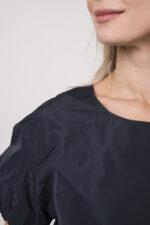 Model trägt eine Bluse der Marke Susanne Bommer.